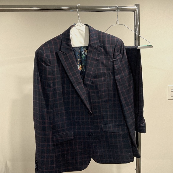 Men’s Suit - Picture 1 of 2